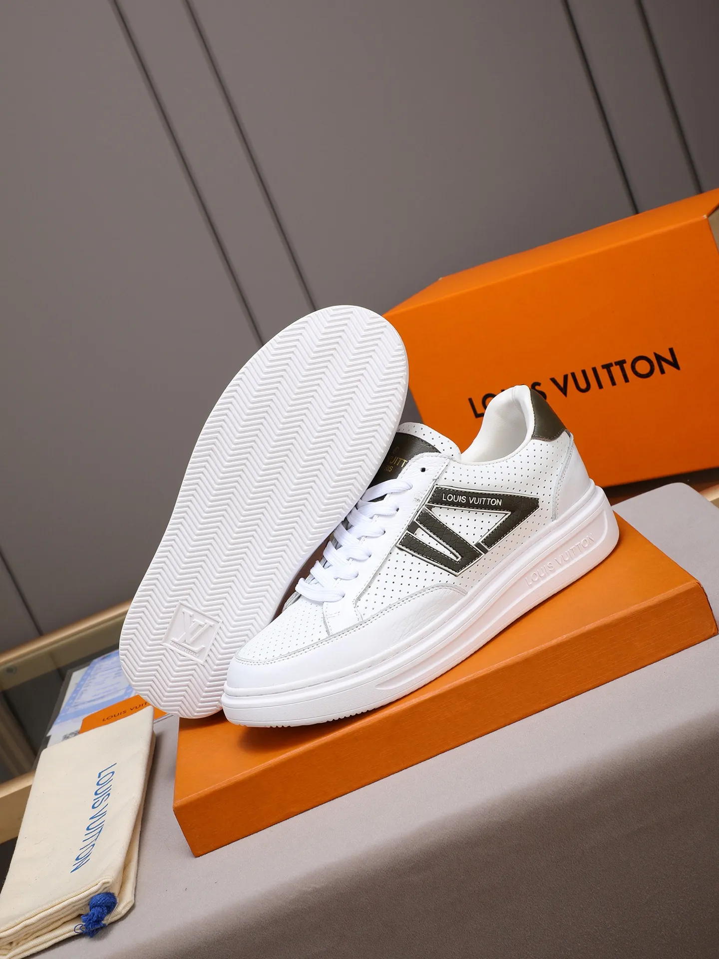 PP420 main model 👍👍👍2025 new LOUIS VUITTON [Luden Yiwei]——LV upper [Lv]🇮🇹Imported first-layer cowhide embossed🇩🇪Inside imported sheepskin lining ➕Non-slip and wear-resistant outsole. Every man's identity is reflected in his elegant and stable upper shoes🚶🏻🚶🏻📯 No matter the wind or rain, the shoe last remains unchanged and can stand the test of time🔍️. ——Code number: 38-44 (45 can be customized)